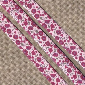 Biais fantaisie 20mm rose fond satiné avec fleurs bordeaux