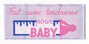Ecusson à coudre Fait avec tendresse pour BABY 5.50x2.5cm