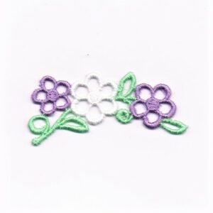 écusson Dentelle brodé fleur en blanc, mauve et vert à coudre rectangle 7.0 x 2.8 cm