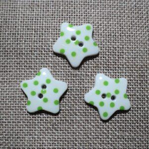 Bouton étoile blanc à pois vert pomme 17mm avec 2-trous