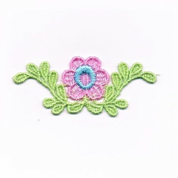 écusson Dentelle brodé fleur rose avec vert et bleu à coudre, 6.3 x 2.5cm