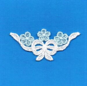 écusson Dentelle brodé blanc fleur à coudre, 6.0 x 2.8 cm panier blanc avec des fleurs bleues