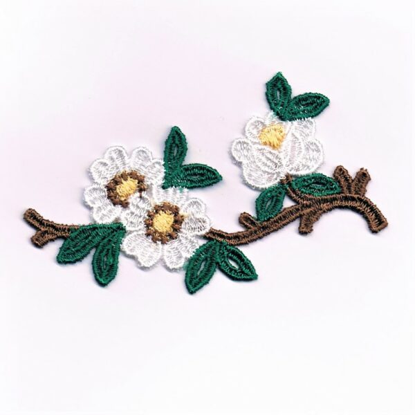 écusson Dentelle brodé fleurs sur branche blanc et vert marron à coudre, rectangle 10.5 x 5.0cm