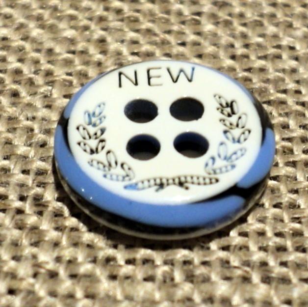 Bouton chemise 11mm 4-trous Petit bouton button down, blanc avec couronne de laurier noir et bleu denim