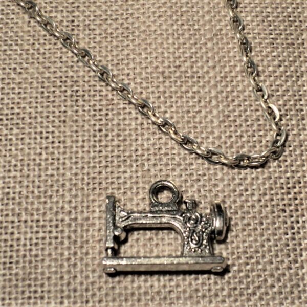 Breloque métal machine à coudre argenté, charme pendentif pour collier ou bracelet