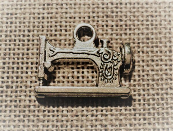 Breloque métal machine à coudre argenté, charme pour collier ou bracelet