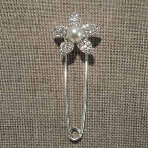 Epingle Kilt avec fleur strass et perle, métal argenté 65mm, fermoir gilet, veste, attache gilet, veste sans coudre