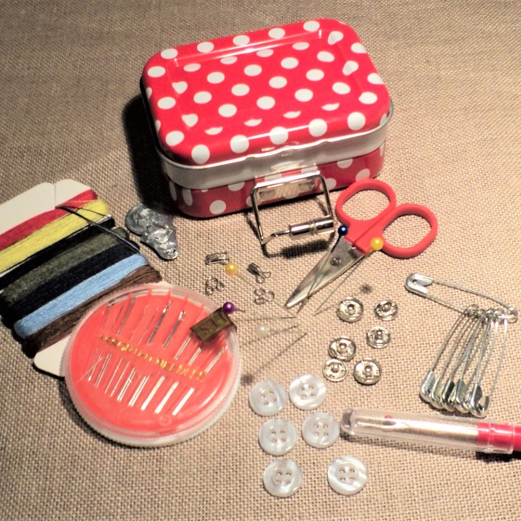 https://www.mercerie-bretagne.com/wp-content/uploads/2019/11/Trousse-couture-voyage-rouge-boite-necessaire-a-couture-pour-le-voyage-kit-couture-compact-2.jpg