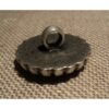 Bouton baroque argenté 23mm avec filigrain motif fleur à queue