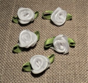 Fleurs blanc (5 pcs) satin pour décoration, rose en ruban satin, roses bricolage