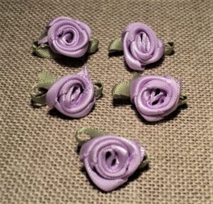 Fleurs mauve (5 pcs) satin pour décoration, rose en ruban satin, roses bricolage