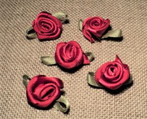 Fleurs rouge (5 pcs) satin pour décoration, rose en ruban satin, roses bricolage
