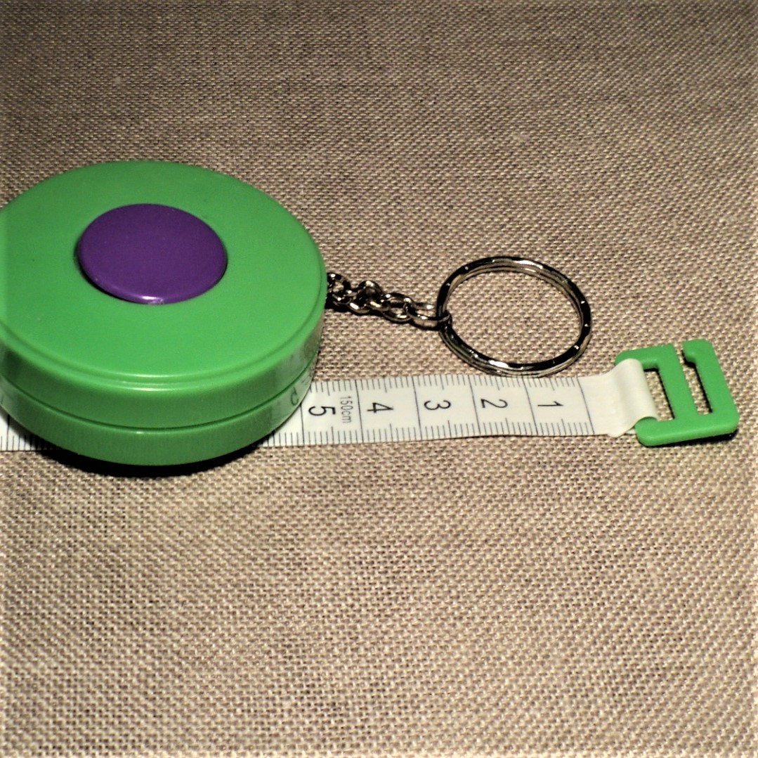 Ruban centimètre vert enrouleur couture automatique 150 cm avec porte clé