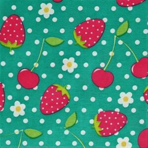 Tissu vert avec fraises et cerises 7,90€ le mètre, vendu au mètre