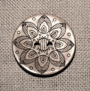 Bouton en noix de coco 34mm, 2-trous avec fleur pour vestes manteaux et les tricots