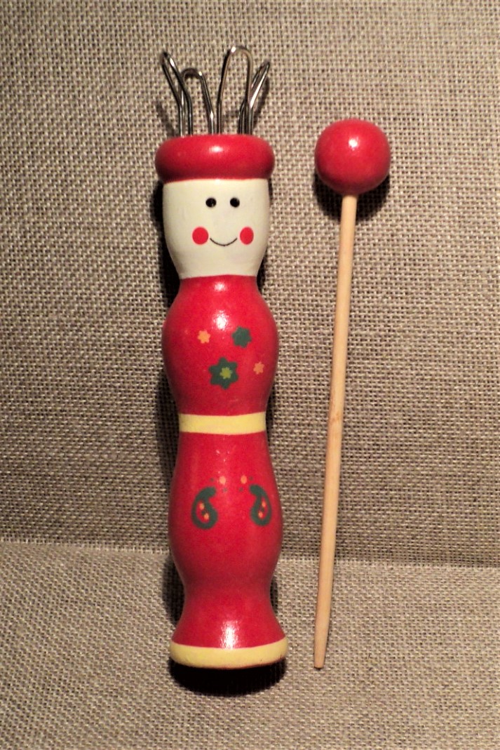 Tricotin manuel en bois et son aiguille, modèle rouge et blanc