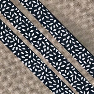 Ruban Biais fantaisie 20mm fond noir avec des feuilles blanches