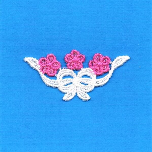 écusson Dentelle brodé blanc fleur à coudre, 6.0 x 2.8 cm panier blanc avec des fleurs fuchsia