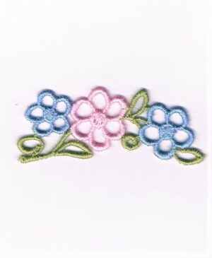 écusson Dentelle brodé fleur en bleu, rose et vert à coudre rectangle 7.0 x 2.8 cm