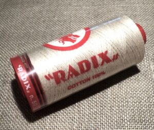 Fil Coton Radix beige clair 500 yards Nr.50 ( 457 mètres) fil coton machine à coudre, machine broderie, fil à quilter