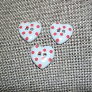 Bouton cœur blanc à pois rouge framboise 15mm avec 2-trous