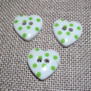 Bouton cœur blanc à pois vert pomme 15mm avec 2-trous