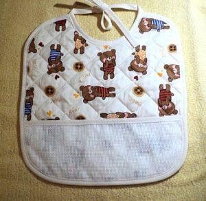 Bavoir bébé matelassé à broder écru, avec ruban aida et des ours bruns