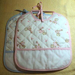 Set de bavoirs blancrose et blancbleu matelassés (2) à broder avec des ours