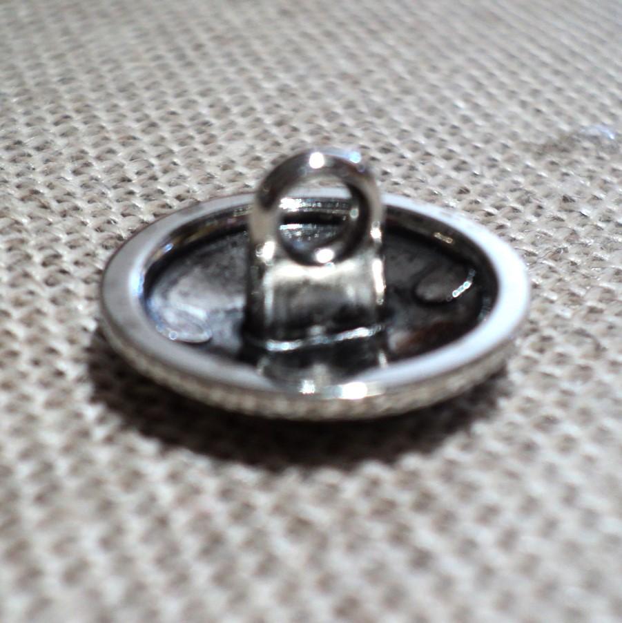 Bouton métal 15mm argenté folklorique médiéval à pied pour gilet, les tricots, chemise le dos