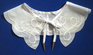 Col en batiste 48cm femme, blanc avec boucles brodées amovible ruban stop doré