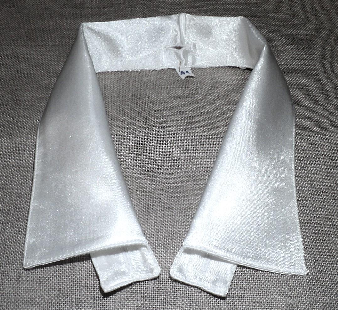 Col blanc satiné 44cm, détachable avec 3 boutonnières, col pointu