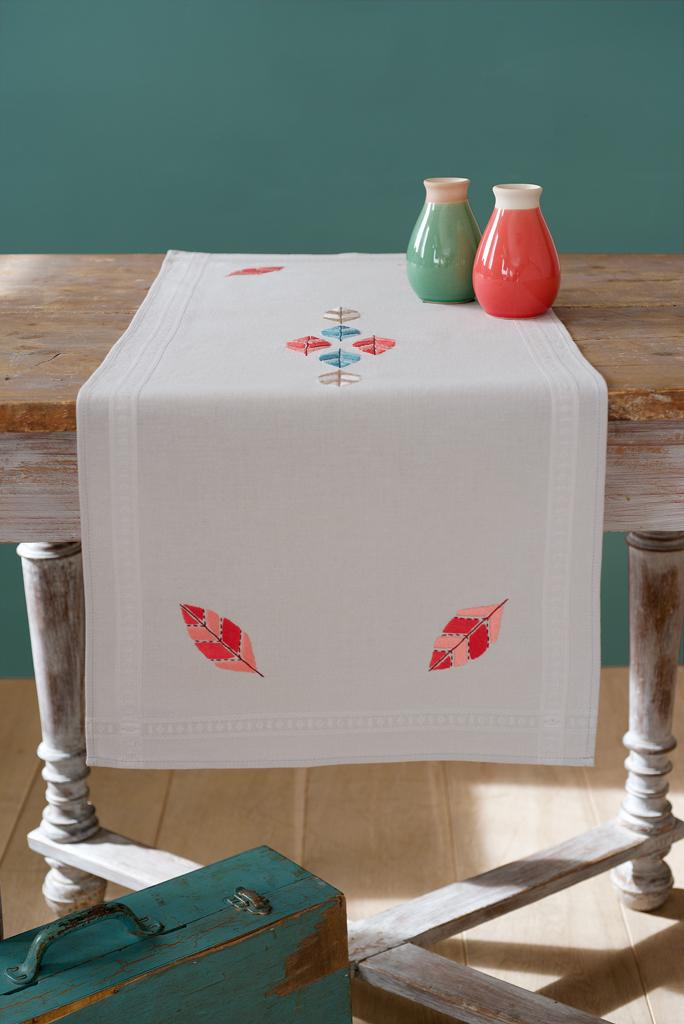 Kit Chemin de table gris clair 40x100 cm, broderie au point tige Plumes nappe pré-imprimé