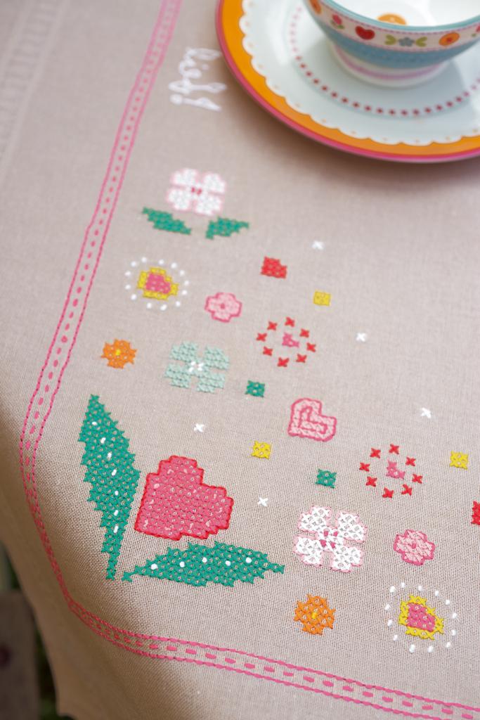 Kit Surnappe 80x80 cm effet lin, broderie au point de croix Fleurs et cœurs, nappe pré-imprimé
